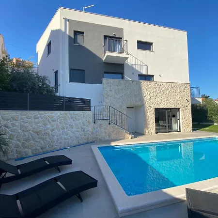 Salt - 10 People, Heated Pool, Trogir, Near & Split Airport Trogir