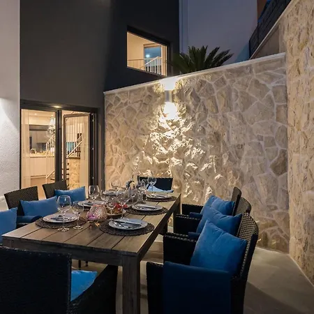 Вілла Salt - 10 People, Heated Pool, Trogir, Near & Split Airport