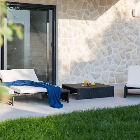 Salt - 10 People, Heated Pool, Trogir, Near & Split Airport Villa *