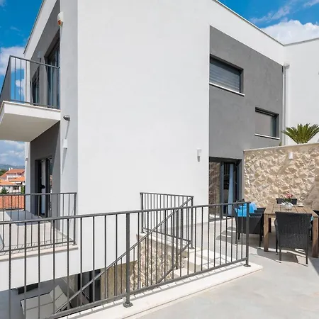 Salt - 10 People, Heated Pool, Trogir, Near & Split Airport * Трогір