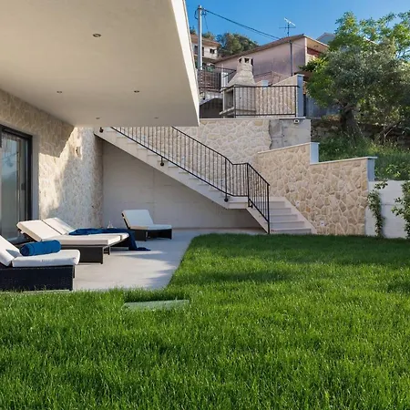 Вілла Salt - 10 People, Heated Pool, Trogir, Near & Split Airport *