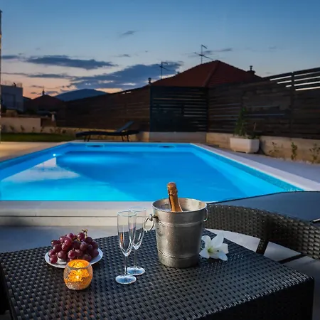 Вілла Salt - 10 People, Heated Pool, Trogir, Near & Split Airport