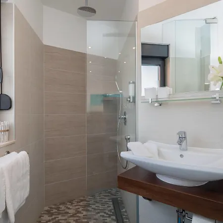 Salt - 10 People, Heated Pool, Trogir, Near & Split Airport * Трогір