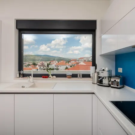 Salt - 10 People, Heated Pool, Trogir, Near & Split Airport Вілла