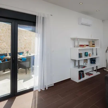 Salt - 10 People, Heated Pool, Trogir, Near & Split Airport Вілла Трогір