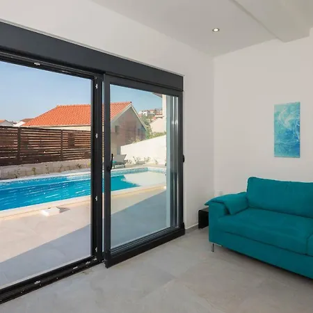 Salt - 10 People, Heated Pool, Trogir, Near & Split Airport Вілла