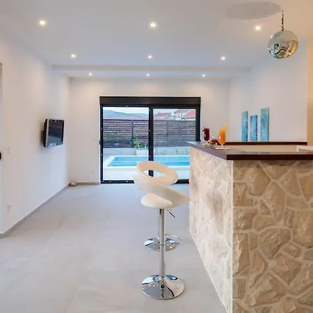Salt - 10 People, Heated Pool, Trogir, Near & Split Airport * Трогір