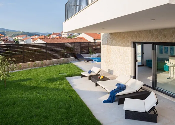 Salt - 10 People, Heated Pool, Trogir, Near & Split Airport