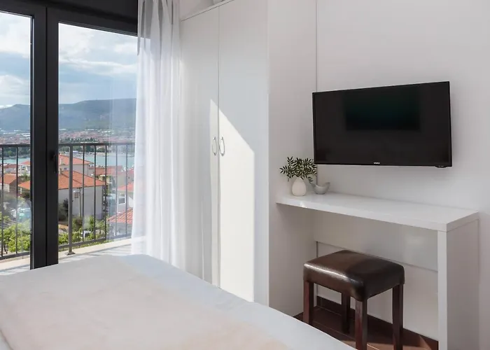 Βίλα Salt - 10 People, Heated Pool, Trogir, Near & Split Airport *