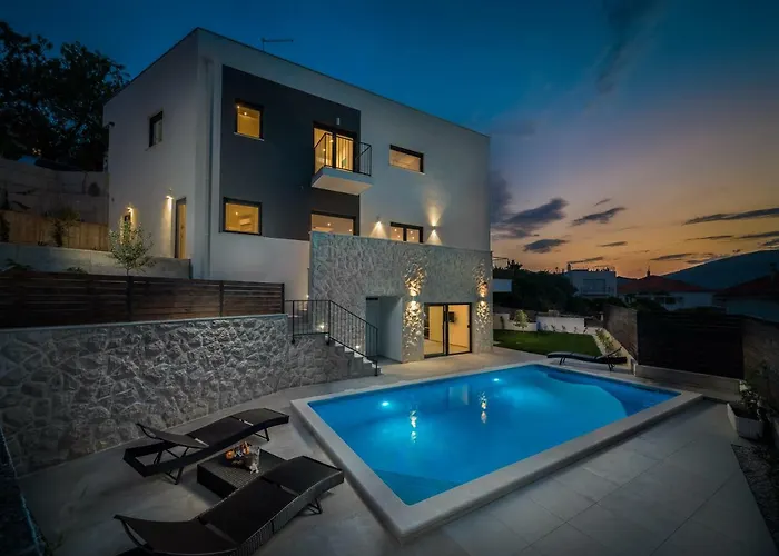 Salt - 10 People, Heated Pool, Trogir, Near & Split Airport