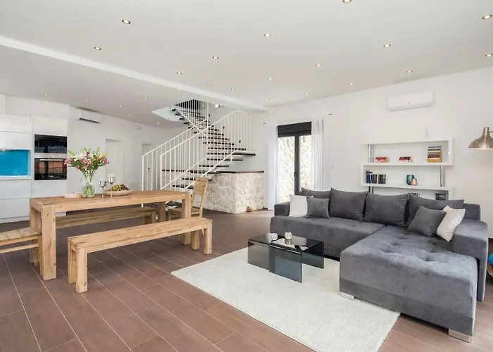 Βίλα Salt - 10 People, Heated Pool, Trogir, Near & Split Airport *