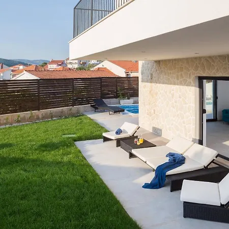 Salt - 10 People, Heated Pool, Trogir, Near & Split Airport