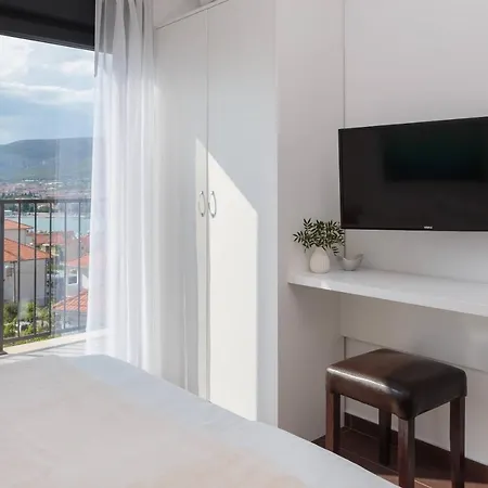 Βίλα Salt - 10 People, Heated Pool, Trogir, Near & Split Airport *