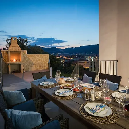 Salt - 10 People, Heated Pool, Trogir, Near & Split Airport