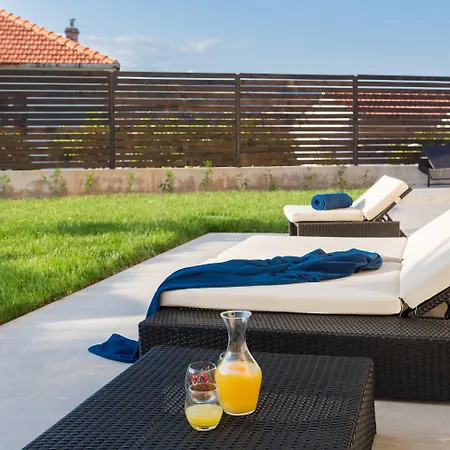 Salt - 10 People, Heated Pool, Trogir, Near & Split Airport Willa *