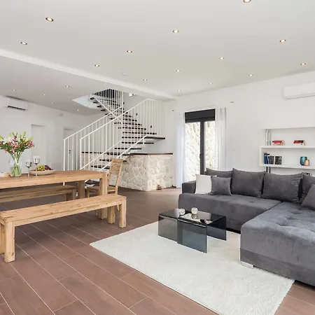 Salt - 10 People, Heated Pool, Trogir, Near & Split Airport * Trogir