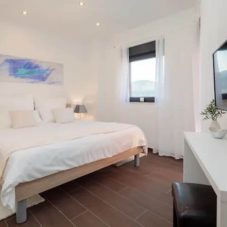 Salt - 10 People, Heated Pool, Trogir, Near & Split Airport Trogir
