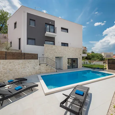 Salt - 10 People, Heated Pool, Trogir, Near & Split Airport