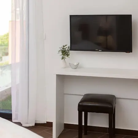 Salt - 10 People, Heated Pool, Trogir, Near & Split Airport * Trogir