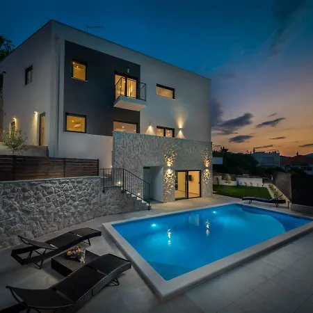 Salt - 10 People, Heated Pool, Trogir, Near & Split Airport