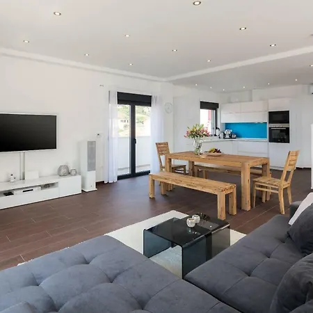 Salt - 10 People, Heated Pool, Trogir, Near & Split Airport