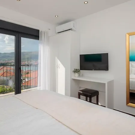 Salt - 10 People, Heated Pool, Trogir, Near & Split Airport *