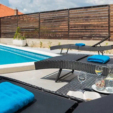 Villa Salt - 10 People, Heated Pool, Trogir, Near & Split Airport *