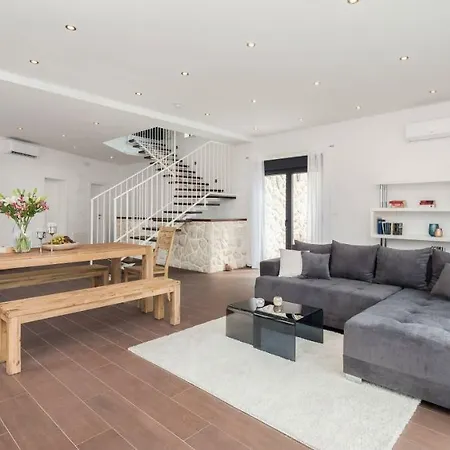Βίλα Salt - 10 People, Heated Pool, Trogir, Near & Split Airport *