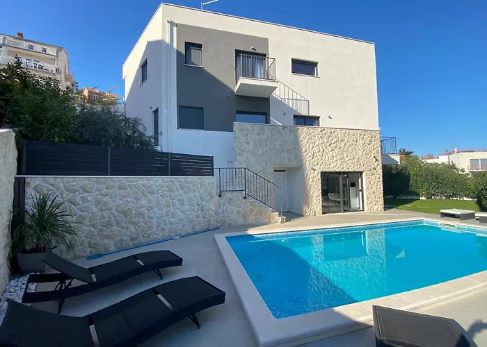 Salt - 10 People, Heated Pool, Trogir, Near & Split Airport Trogir