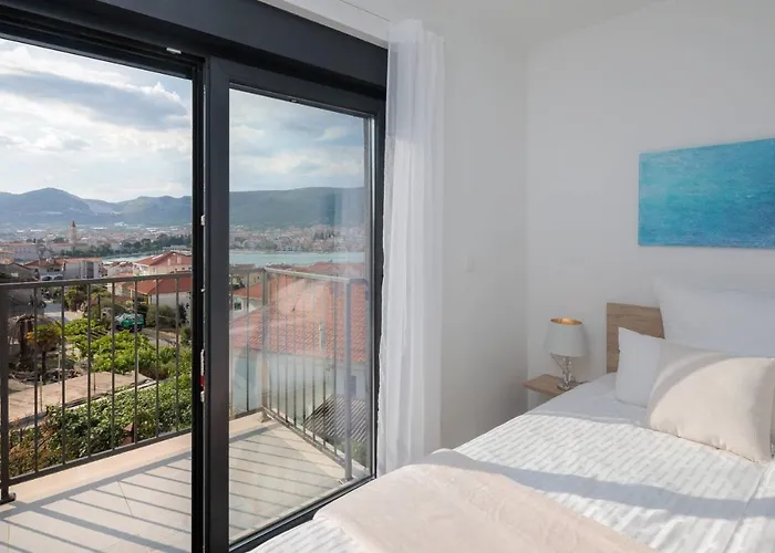 Villa Salt - 10 People, Heated Pool, Trogir, Near & Split Airport