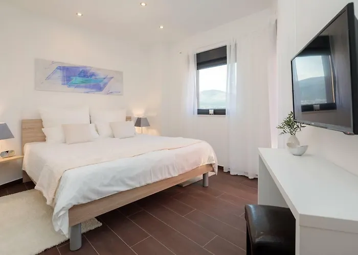 Salt - 10 People, Heated Pool, Trogir, Near & Split Airport *