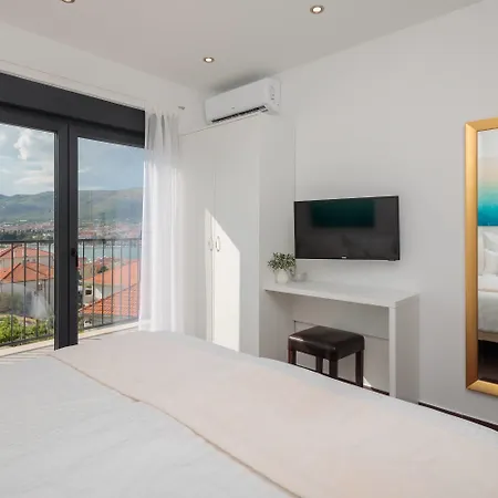 فيلة Salt - 10 People, Heated Pool, Trogir, Near & Split Airport *