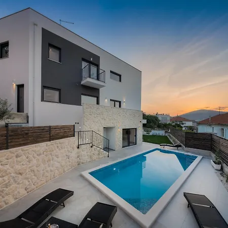 فيلة Salt - 10 People, Heated Pool, Trogir, Near & Split Airport *