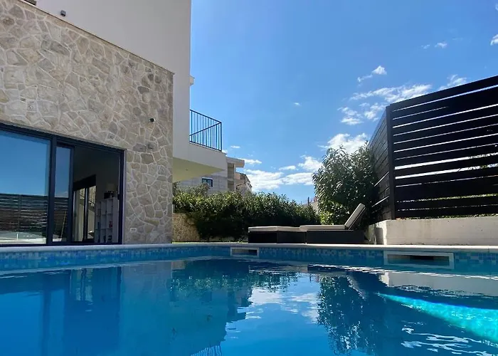 فيلة Salt - 10 People, Heated Pool, Trogir, Near & Split Airport *