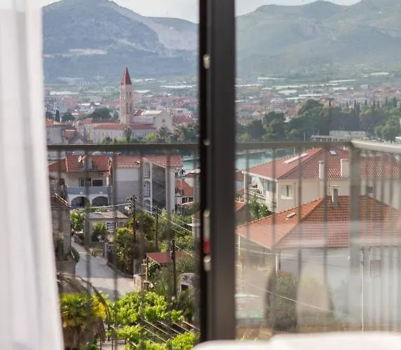 Salt - 10 People, Heated Pool, Trogir, Near & Split Airport فيلة تروغير