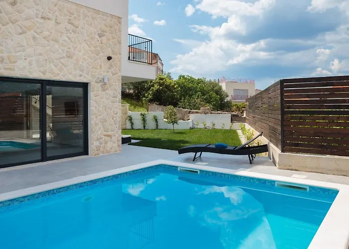 فيلة Salt - 10 People, Heated Pool, Trogir, Near & Split Airport