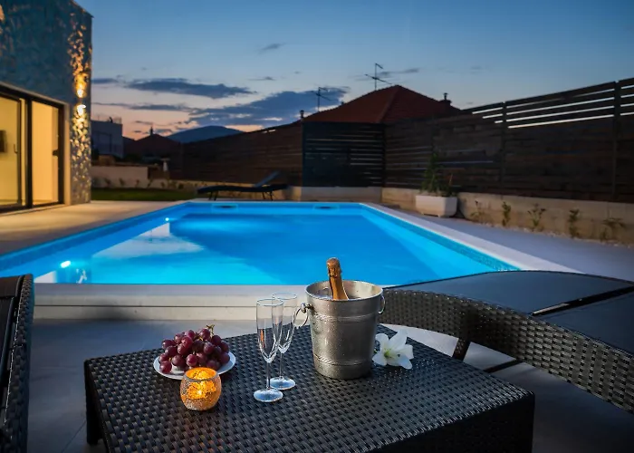 فيلة Salt - 10 People, Heated Pool, Trogir, Near & Split Airport