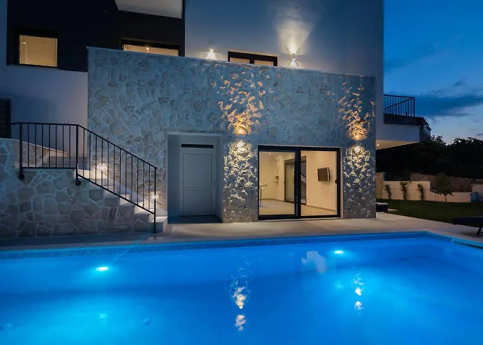 Salt - 10 People, Heated Pool, Trogir, Near & Split Airport تروغير