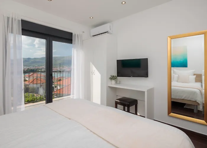 فيلة Salt - 10 People, Heated Pool, Trogir, Near & Split Airport *