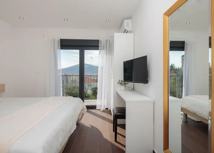 فيلة Salt - 10 People, Heated Pool, Trogir, Near & Split Airport