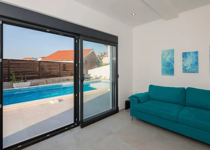 Salt - 10 People, Heated Pool, Trogir, Near & Split Airport فيلة