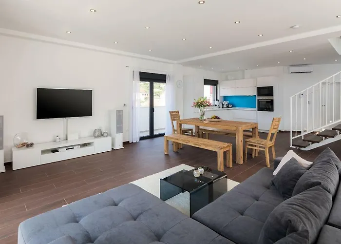 Salt - 10 People, Heated Pool, Trogir, Near & Split Airport