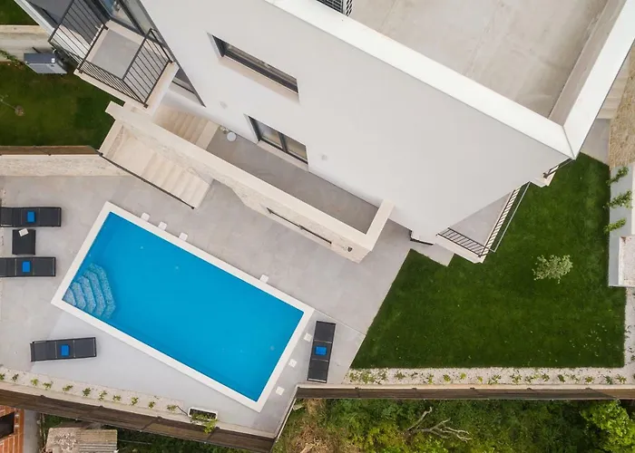 Salt - 10 People, Heated Pool, Trogir, Near & Split Airport فيلة