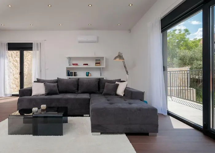 Salt - 10 People, Heated Pool, Trogir, Near & Split Airport فيلة تروغير