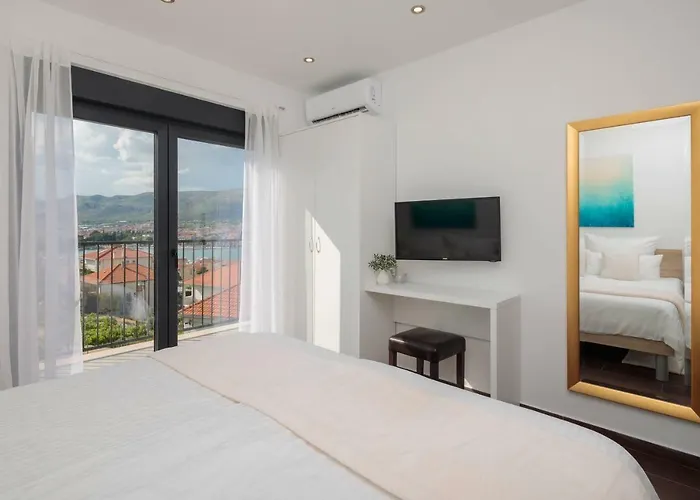 Salt - 10 People, Heated Pool, Trogir, Near & Split Airport *