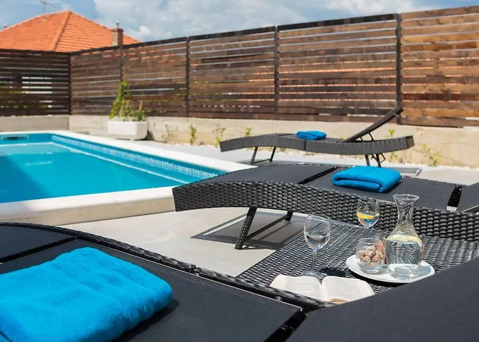 فيلة Salt - 10 People, Heated Pool, Trogir, Near & Split Airport *