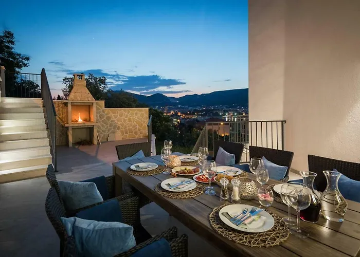 Salt - 10 People, Heated Pool, Trogir, Near & Split Airport