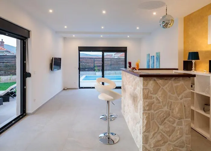 Salt - 10 People, Heated Pool, Trogir, Near & Split Airport * تروغير